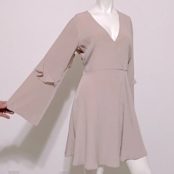 Lush Long Bell Sleeve V-Neck Tie Wrap Mini Dress Mauve Size M - Picture 3 of 5